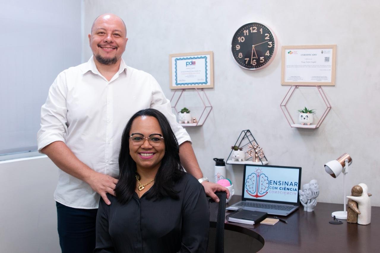 Thiago e Vanessa Inagaki no espaço institucional da Ensinar com Ciência