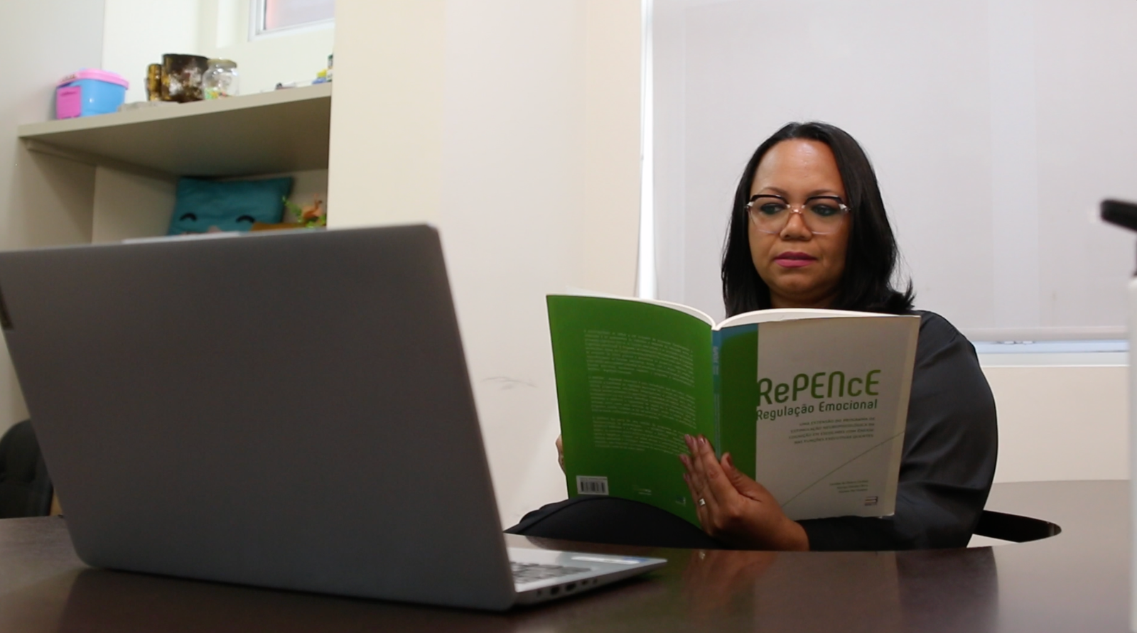 Vanessa Inagaki estudando regulação emocional