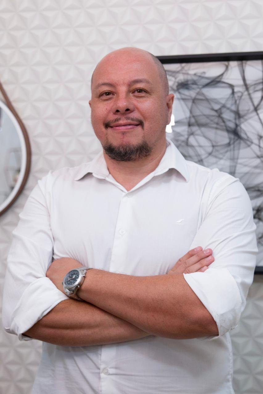 Thiago Inagaki, cofundador da Ensinar com Ciência